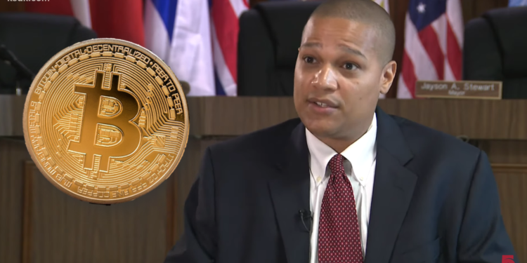 | 動區動趨-最具影響力的區塊鏈新聞媒體 美國小鎮鎮長瘋比特幣!計畫所有居民空投1,000鎂「禁賣5年」、還考慮挖礦