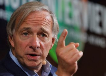 橋水達里歐：繼續持有現金很愚蠢，投資分配 2% 給比特幣才合理