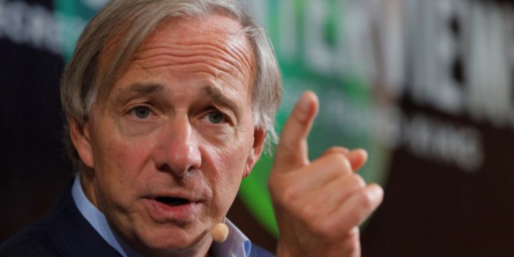 橋水達里歐：繼續持有現金很愚蠢，投資分配 2% 給比特幣才合理