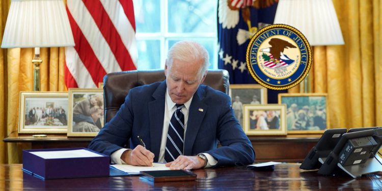 biden-sign0218 | 動區動趨-最具影響力的區塊鏈新聞媒體 拜登下週將「簽署」監管加密貨幣的行政命令!美國司法部:FBI將成立虛擬資產開發部門