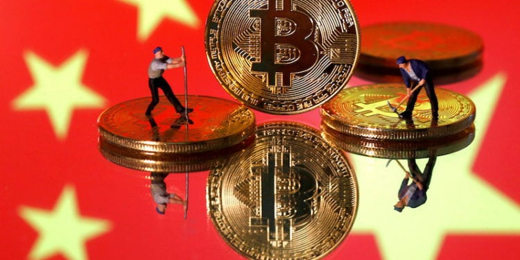 FILE PHOTO: Picture illustration of small toy figurines and representations of the Bitcoin virtual currency displayed in front of an image of China's flag | 動區動趨-最具影響力的區塊鏈新聞媒體 法院認證!中國法官判「挖礦合約無效」,投資人須自負盈虧,循案已抓獲多座礦場