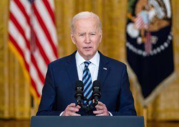 拜登擬釋出 1.8 億桶石油儲備抑制高通膨；國際油價應聲大跌！比特幣持平 4.7 萬美元