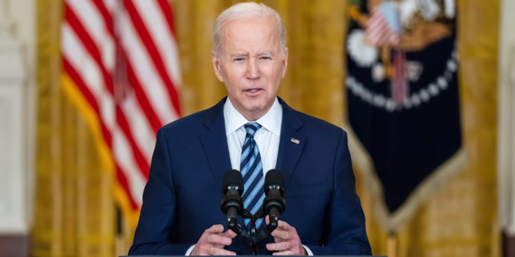 拜登擬釋出 1.8 億桶石油儲備抑制高通膨；國際油價應聲大跌！比特幣持平 4.7 萬美元