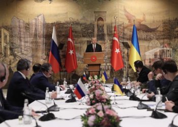 俄烏和談突破！俄承諾「大幅減少軍事行動」美股大漲、原油回落，比特幣破48,000