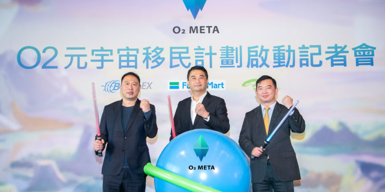 幣託、「全家」、光禾三強聯手建構O2-META，由幣託集團鄭光泰執行長（左起）、全家便利商店ER事業本部林志清副本部長（中）、光禾感知科技王友光執行長（右一），宣告O2元宇宙