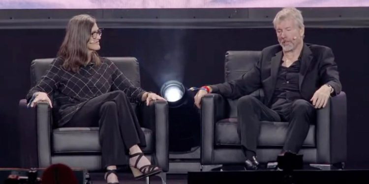 BITCOIN 2022 | 動區動趨-最具影響力的區塊鏈新聞媒體 Bitcoin 2022 大會》微策略執行長、方舟女股神對談:不擔心比特幣和監管發展