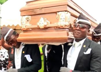 全球爆紅迷因「黑人抬棺舞」隊長發行 NFT，以 105 萬美元高價結標