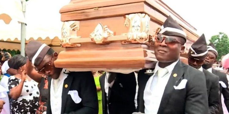 dancing_pallbearers_5ec51f763a6c4 | 動區動趨-最具影響力的區塊鏈新聞媒體 全球爆紅迷因「黑人抬棺舞」隊長發行 NFT,以 105 萬美元高價結標