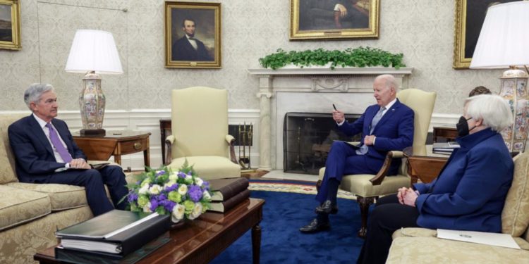 拜登挺鮑爾「緊縮貨幣」對抗通膨；Fed 理事：接下來每次會議都應升息2碼！