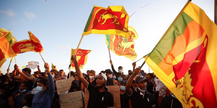 斯里蘭卡破產、民生浩劫！示威者闖官邸，總統傳落跑總理宣布下台