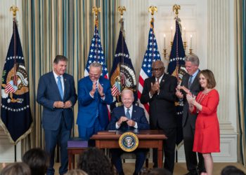 拜登簽署4370億美元《降通膨法案》，民主黨中期選舉前贏得立法勝利