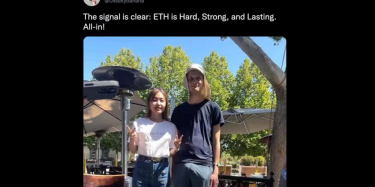eeoigh44 | 動區動趨-最具影響力的區塊鏈新聞媒體 爆紅迷因》V神合照被瘋傳:口袋浮現「以太坊指標」貼褲走高,社群 : ETH看多