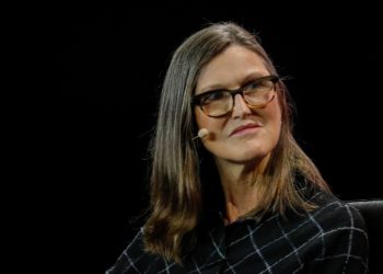 女股神退下！Cathie Wood 卸任方舟兩檔 ETF 投資組合經理
