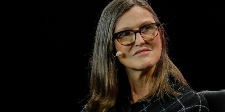 女股神退下！Cathie Wood 卸任方舟兩檔 ETF 投資組合經理