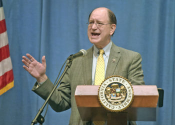 美國眾議員怒指加密貨幣「會削弱美元地位」：盡是龐氏騙局終就得禁交易