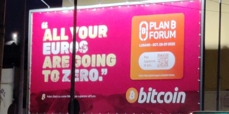 | 動區動趨-最具影響力的區塊鏈新聞媒體 趣聞 | 義大利米蘭出現巨型廣告看板 :「你所有的歐元都將歸零」