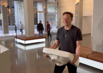 馬斯克自封頭銜「推特老大」訪問Twitter總部；但老員工已離職 530 人