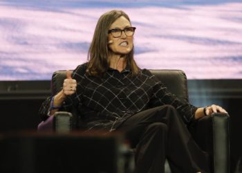 女股神抄底》方舟再買 17.69 萬股 GBTC；Coinbase 儲備報告：灰度有 63.5萬枚 BTC