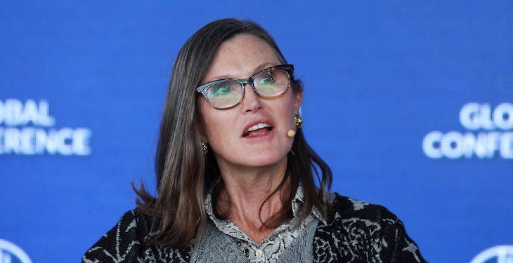 女股神越低越買！再抄 1,190 萬鎂 Coinbase，計持 613 萬股COIN