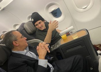 SBF保釋後》搭商務艙笑談如常！前檢察官：高管證詞「對他最致命」難推不知情