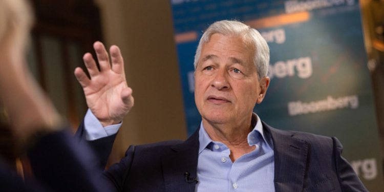 比特幣衝上1.75萬鎂；摩根大通CEO再砲：加密貨幣是去中心化龐氏騙局