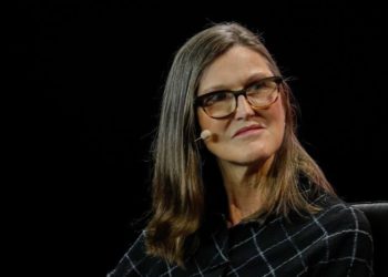 女股神：投資人忽視了「區塊鏈、ChatGPT」；本週再加碼 750 萬鎂 Coinbase