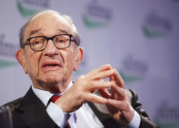 警告美國經濟衰退！聯準會前主席葛林斯潘：Fed 不會過早降息、FTX 是純詐騙