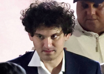 SBF 爆人身危險！神秘人駕車硬闖 SBF 家門，放話「擋不住我們」