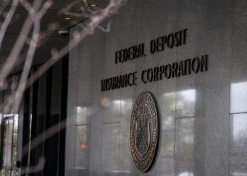 不滿美國政府只保護「大銀行」！中小銀行聯盟要FDIC「給全部存款保險2年」避免擠兌爆發