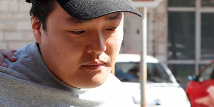 Terra創辦人 Do Kwon 上銬畫面曝光！遭逮前試圖坐私人飛機前往杜拜