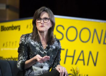 方舟女股神讚 BTC、ETH 是「最佳避險資產」！政府無法阻擋數位黃金創新