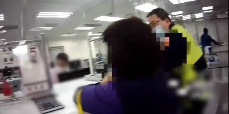 | 動區動趨-最具影響力的區塊鏈新聞媒體 63歲婦人網戀高帥華裔男,為愛掏出「畢生積蓄」險買虛擬貨幣金幣