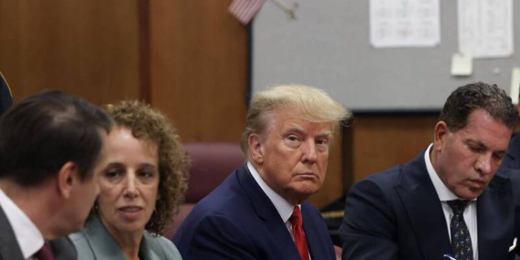 川普被正式拘捕！出庭面對34重罪大喊「無罪」；NFT交易量暴增217％