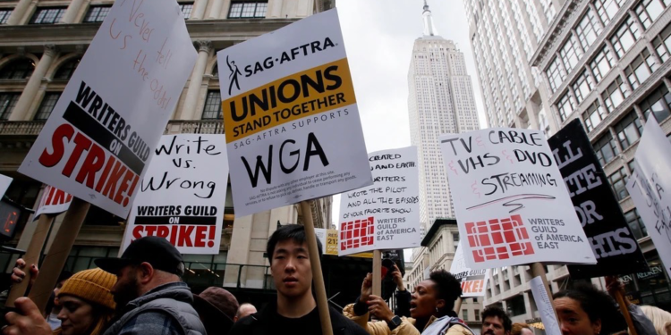 人類開始害怕AI！OpenAI公司被叫進白宮、好萊塢在罷工