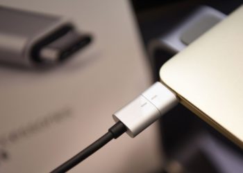 行動電源偷私鑰？TokenPocket：國外KTV出現「改裝充電器」插手機就盜幣