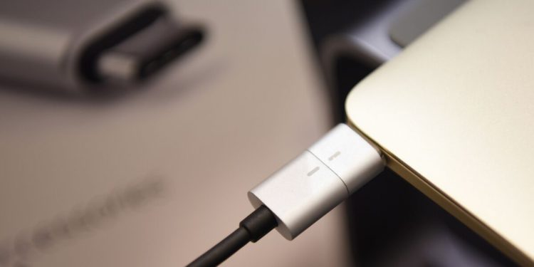 行動電源偷私鑰？TokenPocket：國外KTV出現「改裝充電器」插手機就盜幣