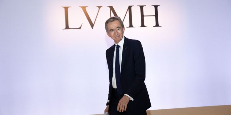全球首富懂玩NFT！LVMH執行長Bernard Arnault遭爆向他人秀Opensea收藏