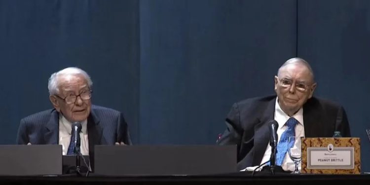 巴菲特、蒙格與股東透露「財富密碼」，事關美國銀行業危機和AI？