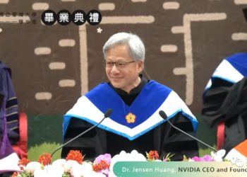 黃仁勳台大畢業典禮致詞全文》聰明人最難學的是承認錯誤、尋求幫助