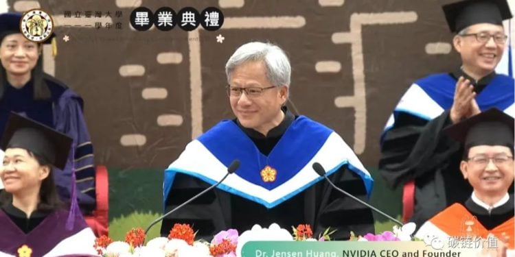 黃仁勳台大畢業典禮致詞全文》聰明人最難學的是承認錯誤、尋求幫助