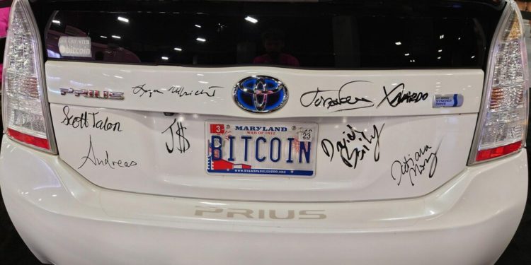 First Bitcoin-Car-Signatures | 動區動趨-最具影響力的區塊鏈新聞媒體 全球第一台比特幣買賣的車》「4800萬鎂的Prius」現競標價剩0.55 BTC