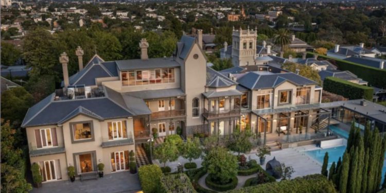 幣圈豪宅對決》MoonPay拿融資買海灘屋，仍輸Curve創辦人千坪莊園