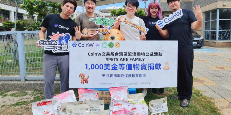 圖說Web3愛心大使HookyFi CEO 暨共同創辦人-杜若宇左二台灣區塊鏈大學聯盟TBA理事長-彭少甫左三 1 | 動區動趨-最具影響力的區塊鏈新聞媒體 交易所|CoinW落實社會公益,集結業界發起流浪動物實物送暖