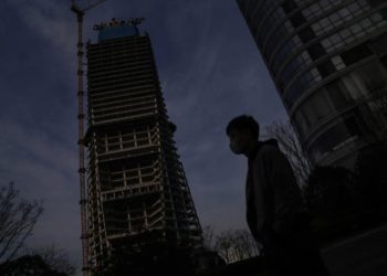 寫實》中國四線城市的炒幣青年，暴富夢醒回到工地還債