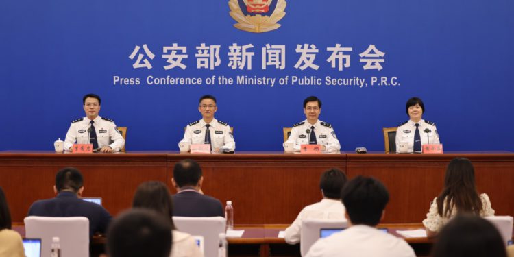 | 動區動趨-最具影響力的區塊鏈新聞媒體 中國已逮2千餘名「個資內鬼」,利用AI與區塊鏈攻擊快遞、房仲、電信業..多行業隱私