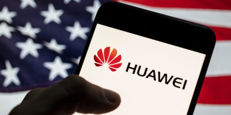 _128467762_huaweiamericanflag | 動區動趨-最具影響力的區塊鏈新聞媒體 華為新手機Mate 60將被美國調查!中芯7奈米晶片加劇美中科技戰