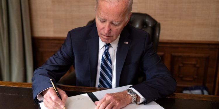 | 動區動趨-最具影響力的區塊鏈新聞媒體 美國政府暫逃關門危機!拜登簽署《臨時支出法案》聯邦可營運到 11/17