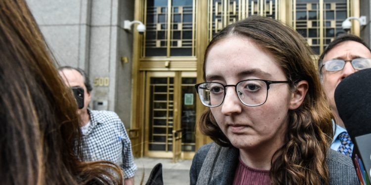 SBF曾搬監管打擊幣安！Alameda前執行長Caroline作證再爆：他曾行賄中國官員1.5億美元