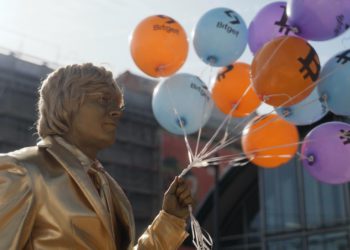 Bitget 歡慶「比特幣白皮書日」15 週年，「中本聰」上街送 BTC