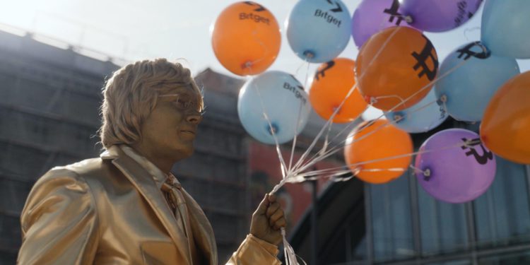 Bitget 歡慶「比特幣白皮書日」15 週年，「中本聰」上街送 BTC